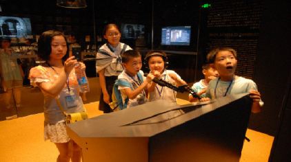 上海电影博物馆3楼-“声”临其境配音区域，小朋友可以配机器人、怪兽、外星人的声音